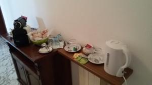 una mesa con platos y una cafetera en ella en Le Bolle en Maranello
