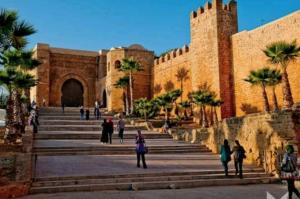 un grupo de personas parados fuera de un edificio en House City Center, en Rabat