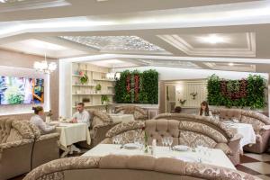 a rendering of a restaurant with people sitting at tables at Stanislavskiy Dvir in Ivano-Frankivsʼk