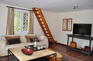 a living room with a couch and a television at Casita en Guamasa in Tacoronte