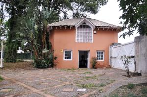 a orange house with a window and a fence at Casita en Guamasa in Tacoronte