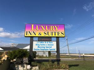 un'insegna al neon per una locanda di lusso e suite di Luxury Inn ad Absecon