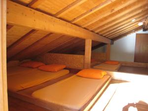 A bed or beds in a room at Dortoir Moubra