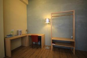 a room with a desk and a chair and a lamp at Country Living Home Stay in Jian