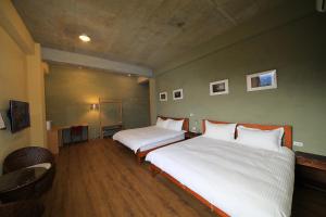 a bedroom with two beds with white sheets at Country Living Home Stay in Jian