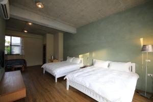 a bedroom with two beds with white sheets at Country Living Home Stay in Jian
