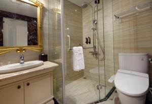 Kamar mandi di Golden Tulip RS Boutique Hotel-Tainan