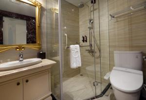 Kamar mandi di Golden Tulip RS Boutique Hotel-Tainan