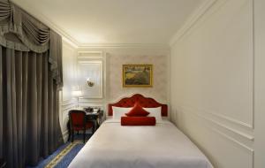 Tempat tidur dalam kamar di Golden Tulip RS Boutique Hotel-Tainan