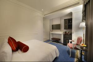 Tempat tidur dalam kamar di Golden Tulip RS Boutique Hotel-Tainan