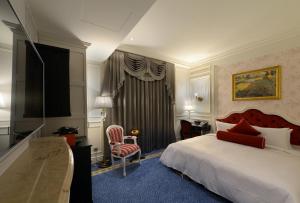 Tempat tidur dalam kamar di Golden Tulip RS Boutique Hotel-Tainan