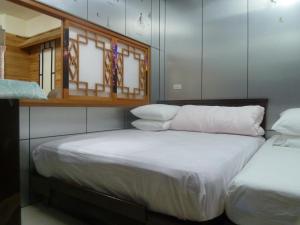 Tempat tidur dalam kamar di 奮起湖車站 揚揚民宿