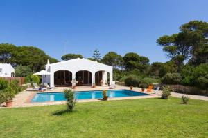 dom z basenem na podwórku w obiekcie Casa con jardín y piscina - MORELL ONZE w mieście Cala Morell