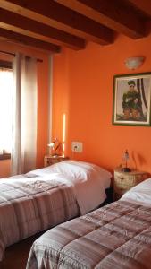 ヴィチェンツァにあるAlloggi Albaのベッドルーム1室(ベッド2台付)が備わります。