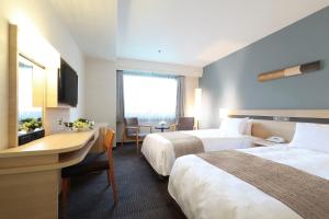 Postel nebo postele na pokoji v ubytování Karasuma Kyoto Hotel