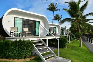 uma casa moderna com uma escada que o leva até ela em Krabi Boat Lagoon Resort em Krabi