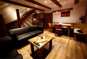 Posedenie v ubytovaní Apartments & Suites Žlutá Hruška