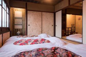 una camera con due letti con cuscini sopra di YUMEJI Vintage Villa a Kyoto
