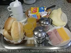 una bandeja con bocadillos y otros alimentos en un fregadero en Platinum Hotel, en São Paulo