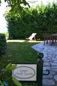 znak dla prywatnego ogrodu ze stołem i krzesłami w obiekcie Isabel Artemis w mieście Chorefto