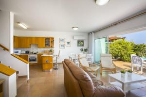 Η κουζίνα ή μικρή κουζίνα στο Protaras Beachfront Sirina Lina Suite