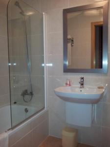 Łazienka w obiekcie Hotel AV Apartamentos Lobios