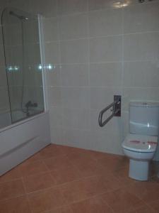 Łazienka w obiekcie Hotel AV Apartamentos Lobios