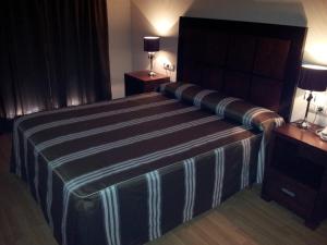 Łóżko lub łóżka w pokoju w obiekcie Hotel AV Apartamentos Lobios