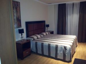 Łóżko lub łóżka w pokoju w obiekcie Hotel AV Apartamentos Lobios