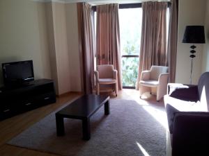 Telewizja i/lub zestaw kina domowego w obiekcie Hotel AV Apartamentos Lobios