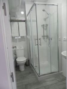 A bathroom at Atico con terraza en Alameda de Hercules