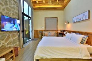 Youxiake Canal Hotel Hangzhou的电视和/或娱乐中心
