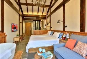 Youxiake Canal Hotel Hangzhou客房内的一张或多张床位