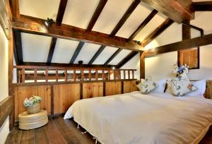 Youxiake Canal Hotel Hangzhou客房内的一张或多张床位