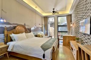 Youxiake Canal Hotel Hangzhou客房内的一张或多张床位