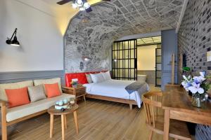 Youxiake Canal Hotel Hangzhou客房内的一张或多张床位