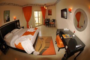 Posteľ alebo postele v izbe v ubytovaní Sphinx Aqua Park Beach Resort