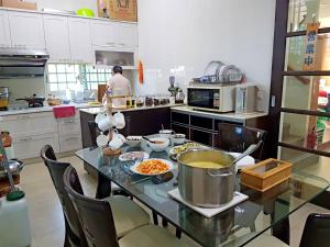 eine Küche mit einem Tisch mit Essen drauf in der Unterkunft Emerald Grange in Gongguan