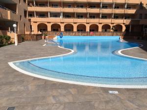 basen przed budynkiem w obiekcie Medano Beach - MARINEDA - Pool View - 2 w mieście El Médano