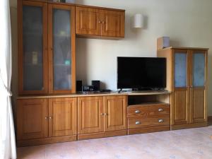 Telewizja i/lub zestaw kina domowego w obiekcie Medano Beach - MARINEDA - Pool View - 2