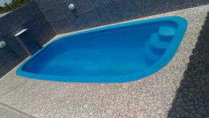 una bañera azul sentada en una acera en Sereia de Carapibus en Jacumã