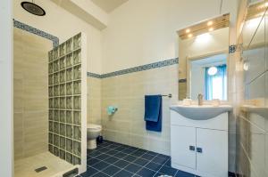 A bathroom at Alghero Roof Garden Még 37 kép