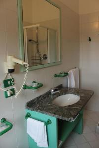 La salle de bains est pourvue d'un lavabo et d'un miroir. dans l'établissement Ducathotel, à Torrile