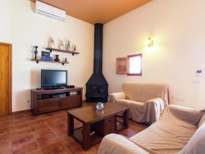 sala de estar con chimenea y TV en Beautiful Apartment in Pieve Vecchia with Swimming Pool, en Sant Rafael