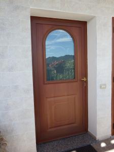 ヴィッラ・サン・ピエトロにあるCasa vacanza Corneliaの窓付きの木製ドア