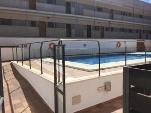 uma piscina ao lado de um edifício em Punta Umbría Playa Ria em Punta Umbría