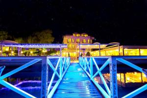 eine blaue Brücke über einen Wasserkörper in der Nacht in der Unterkunft Lale Hotel in Sapanca
