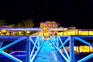 een blauwe brug over een waterlichaam 's nachts bij Lale Hotel in Sapanca