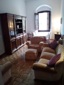 フィレンツェにあるBoboli & Pitti Houseのリビングルーム(ソファ、椅子、窓付)