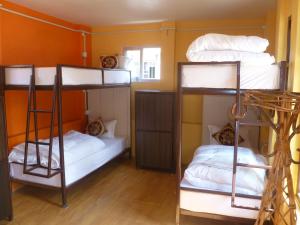 מיטה או מיטות קומותיים בחדר ב-Andes House